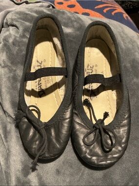 Danshuz Black Ballet Shoes with Elastic Strap and Bow EUC